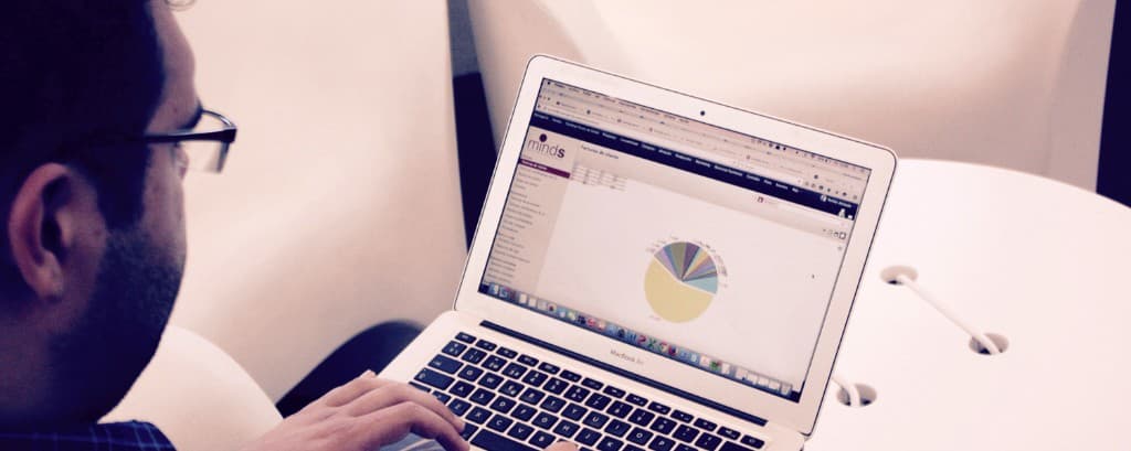 Profesional revisando un cuadro de mando BIZ360 con graficos de ventas en un portatil.